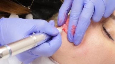 yakın çekim dudak tedavisi. kadın müşteri dudakları için kalıcı makyaj prosedürü