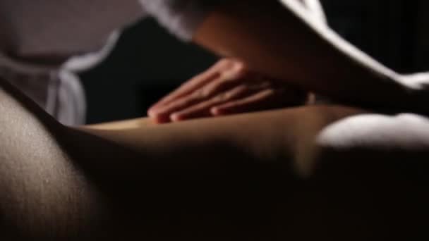 Massage du dos dans le salon de spa. massothérapeute fait un massage classique sur un corps féminin — Video