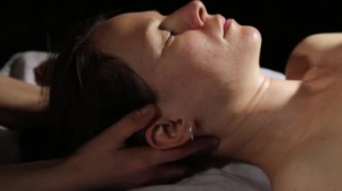 Yakın çekim profesyonel boyun ve omuz masajı. Eklemleromurgasında sağlıklı yaşam tarzı kavramı ve tedavi ağrısı