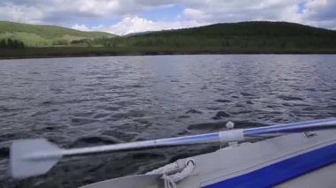 bir yaz gününde inanılmaz manzara bir dağ gölü üzerinde filika üzerinde kürek çalışması