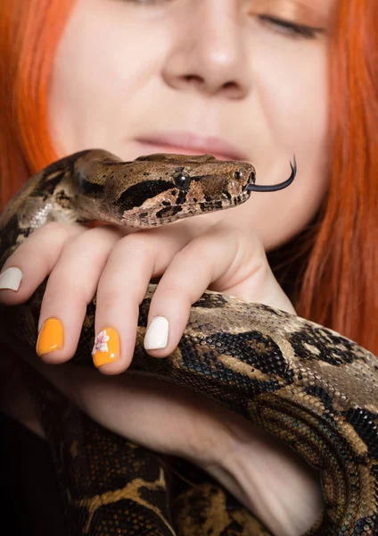 Sexy rothaarige Frau hält Schlange. Nahaufnahme Foto Mädchen mit Python auf weißem Hintergrund — Stockfoto