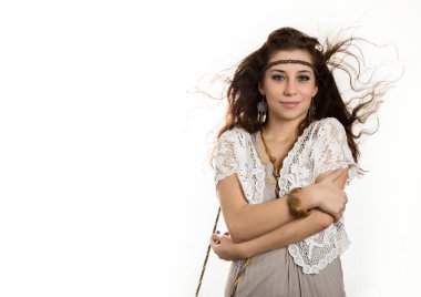 Genç güzel hippi boho kadın beyaz bir arka plan üzerinde eğlenceli pozlar ile çırpınan saç ile. metniniz için boş alan