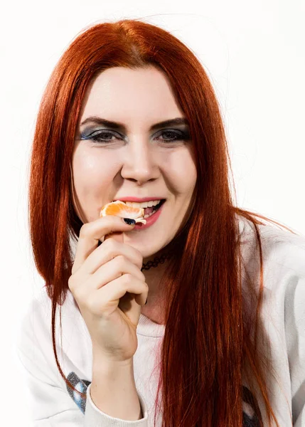 Junge rothaarige Frau isst Zitrusfrüchte mit Spaß — Stockfoto