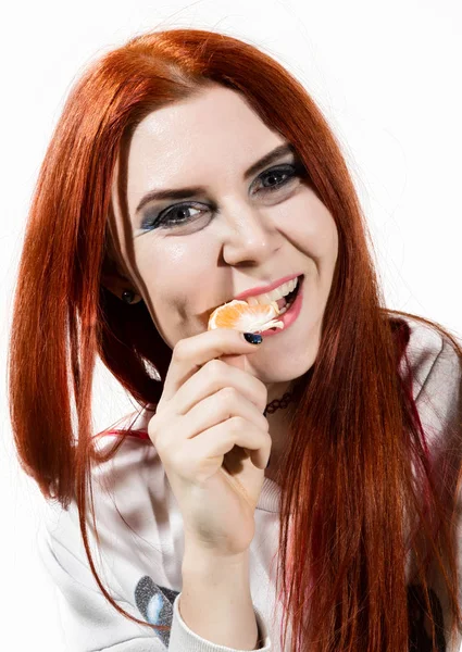 Joven pelirroja mujer come cítricos naranja fruta divertirse — Foto de Stock