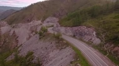 Mountain pass üzerinden yol üzerinde uçuş. Rusya'da dağ vadisi, Altay