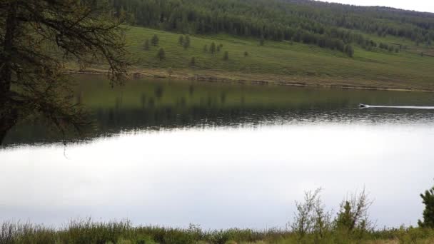 Bateau à moteur flotte sur un lac de montagne, la randonnée et la pêche dans les montagnes — Video