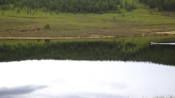 Motorové čluny pluje na horském jezeře, túrách a rybaření v horách — Stock video