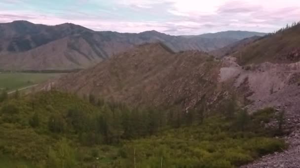 Vista aérea de una carretera a través del paso de la montaña. valle de la montaña en Rusia, Altay — Vídeos de Stock