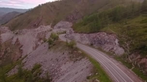 マウンテンパスを通って道路を飛び越えるロシアの山の谷, アルタイ — ストック動画