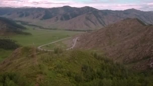 Vuelo sobre la carretera a través de Mountain Pass. valle de la montaña en Rusia, Altay — Vídeos de Stock