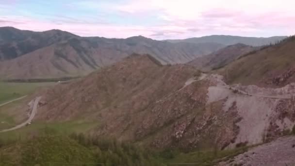Vuelo sobre la carretera a través de Mountain Pass. valle de la montaña en Rusia, Altay — Vídeos de Stock