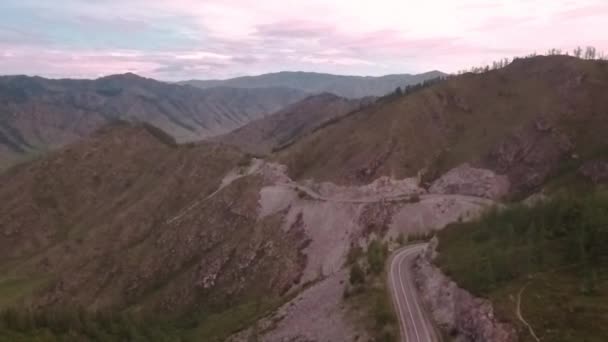 Voo sobre a estrada através do passo de montanha. vale da montanha na Rússia, Altay — Vídeo de Stock