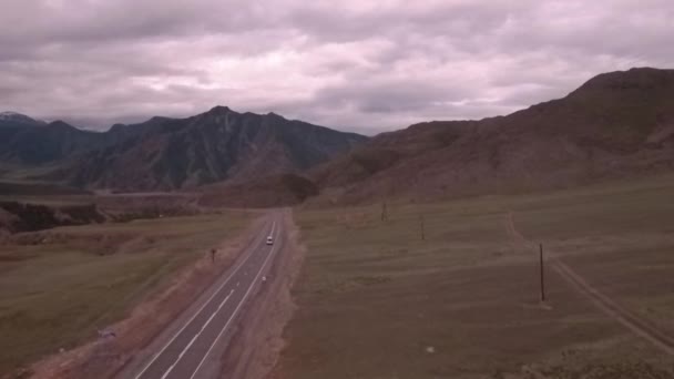 Voo sobre o vale da montanha. estrada através da cordilheira — Vídeo de Stock