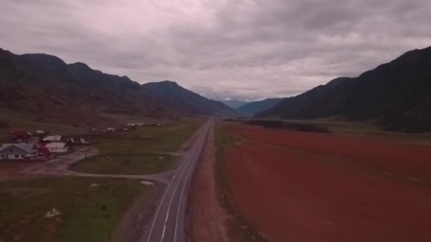 Vista aérea del valle de la montaña en Altay Rusia. camino a través de la cordillera — Vídeos de Stock