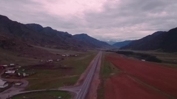 Vista aérea del valle de la montaña en Altay Rusia. camino a través de la cordillera — Vídeos de Stock