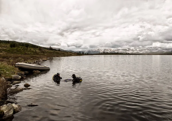 Ныряние с аквалангом в горном озере, тренировки для спасателей. погружение в холодную воду — стоковое фото