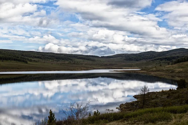 Górski krajobraz jeziora z pięknym nieba i chmur — Zdjęcie stockowe