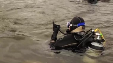 tüplü dalgıç dağ gölü su girer. acil kurtarma ekipleri için teknikler uygulama. soğuk suya daldırma