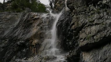 alçak dağlarda bir dağ nehri küçük şelale. güçlü dere taşların üzerinde akar. yavaş çekim