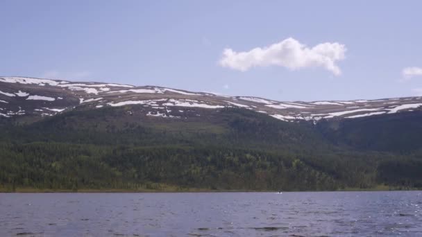 Vista del lago de montaña con nubes de tormenta reflejadas en una superficie de agua. bosque de coníferas en la orilla — Vídeos de Stock