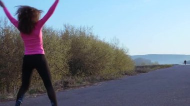 atletik kadın gün doğumunda nehir kıyısında spor için gider. yavaş çekim