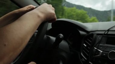 Ön camdan yaylaların manzarası. sürücülerin elleri ile pano ve direksiyon, dağlarda sabah sis