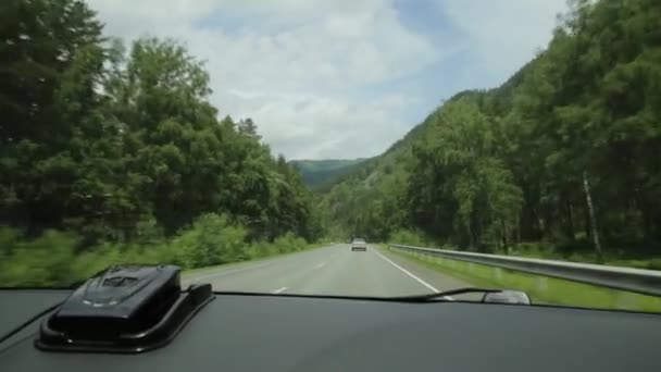 Blick auf das Hochland durch die Windschutzscheibe während der Autofahrt an einem trüben Frühlingsmorgen. malerische Landstraßen des Hochlandes altay — Stockvideo