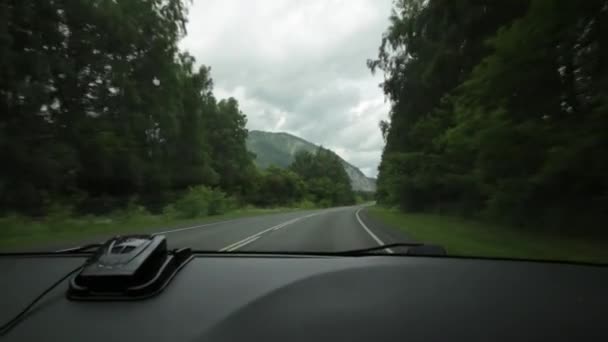 Widok na wyżyny przez przednią szybę podczas jazdy samochodem na pochmurny wiosenny poranek. Malownicze drogi krajowe Highland Altay — Wideo stockowe