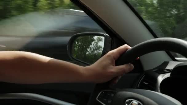 Pohled na vrchoviny skrz čelní sklo. palubní desku a volant s rukama řidiče, ranní mlhou v horách — Stock video