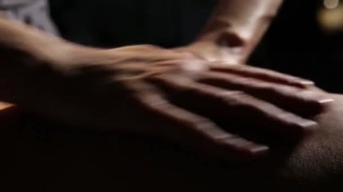 spa salonunda yakın çekim sırt masajı. masaj terapisti bir kadın vücut klasik bir masaj yok