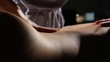 spa salonunda yakın çekim sırt masajı. masaj terapisti bir kadın vücut klasik bir masaj yok
