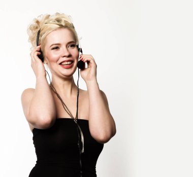 Kadın destek telefonu operatörü kulaklık. metniniz için boş alan