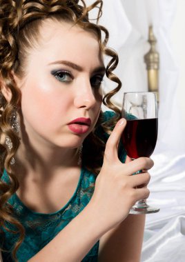 bir otel odasında yatakta istirahat ve kırmızı şarap zevk güzel genç kıvırcık kadın