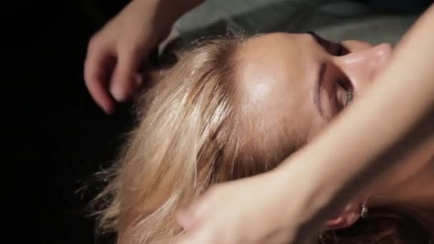 Femme blonde se faire masser la tête au spa. médecine orientale concept, massage tai — Video