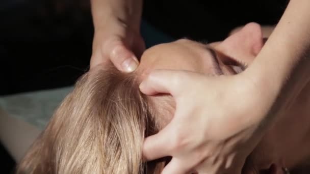 Mujer rubia recibiendo masaje en la cabeza en el spa. concepto de medicina oriental, masaje tai — Vídeo de stock