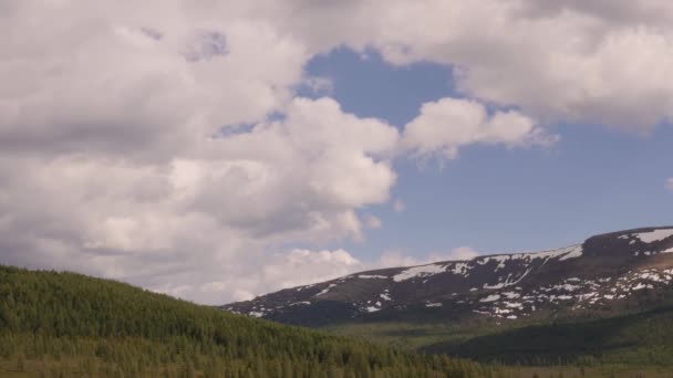 Zeitraffer-Blick auf sich schnell bewegende Wolken über den Bergen — Stockvideo