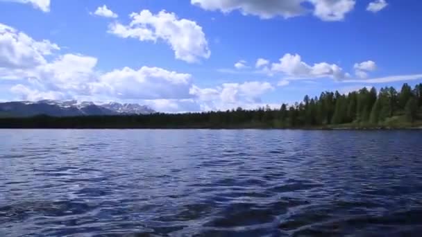 Vista del lago di montagna con belle nuvole riflesse in una superficie d'acqua. foresta di conifere sulla riva — Video Stock