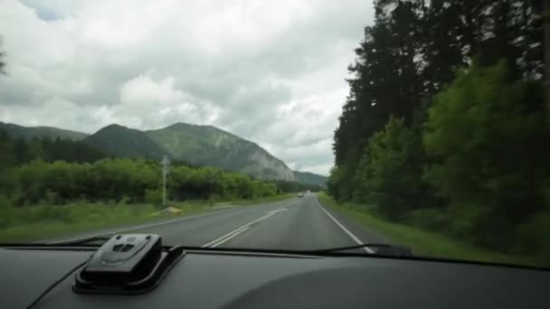 Blick auf das Hochland durch die Windschutzscheibe während der Autofahrt an einem trüben Frühlingsmorgen. malerische Landstraßen des Hochlandes altay — Stockvideo