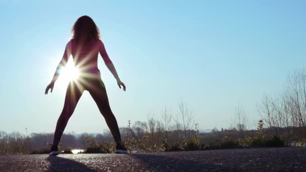 Αθλητική γυναίκα πηγαίνει για αθλήματα στην όχθη του ποταμού την αυγή. αργή κίνηση — Αρχείο Βίντεο