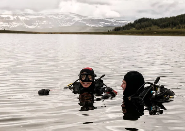 Mergulho em um lago de montanha, praticando técnicas para socorristas de emergência. imersão em água fria — Fotografia de Stock