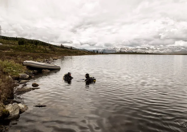 Tauchen in einem Bergsee und üben Techniken für Rettungsteams. Eintauchen in kaltes Wasser — Stockfoto