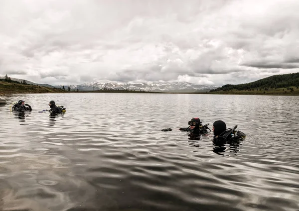 Tauchen in einem Bergsee und üben Techniken für Rettungsteams. Eintauchen in kaltes Wasser — Stockfoto