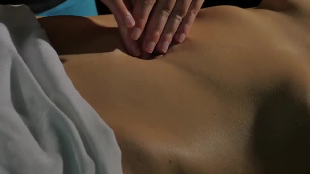 Manos de Osteópata haciendo masaje manipulador en el abdomen femenino. Masaje terapia y desintoxicación — Vídeos de Stock
