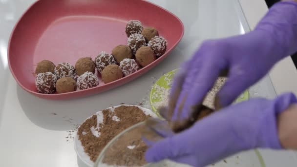 Preparation handmade chocolate candies at home. Confectioner make desserts. Decorating and making chocolate round cakes — Stock Video