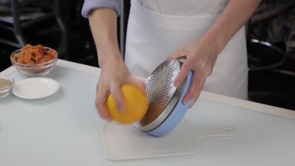 Confitero corta la cáscara de naranja, cítricos ralladura ralladura pelar cáscara de naranja — Vídeos de Stock