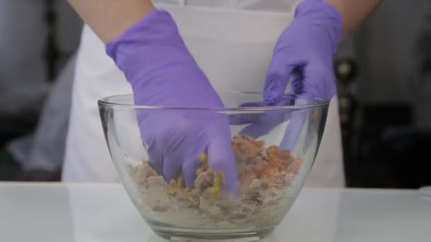 Кондитер смешивает ингредиенты для конфет в стеклянной миске. ручной работы сладости — стоковое видео