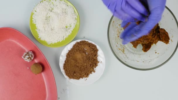 Preparazione caramelle al cioccolato fatte a mano a casa. Il pasticcere prepara i dolci. Decorare e fare torte rotonde al cioccolato. Vista dall'alto 4K — Video Stock