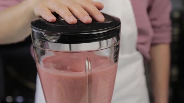 Mujer cocinando en casa, cóctel de bayas de fruta con sésamo, primer plano de mezclas ingredientes en una batidora. desayuno saludable . — Vídeos de Stock