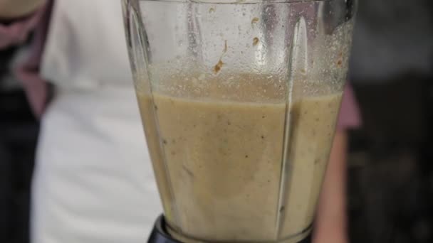 Mujer cocinando en casa, batido de chocolate de plátano. mezclar los ingredientes en una licuadora. alimentos saludables — Vídeos de Stock