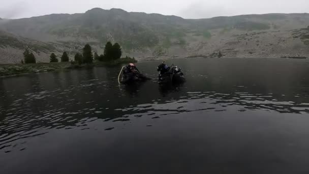 Duikinstructeur die een ondiepe water duikcursus voert in een bergmeer — Stockvideo